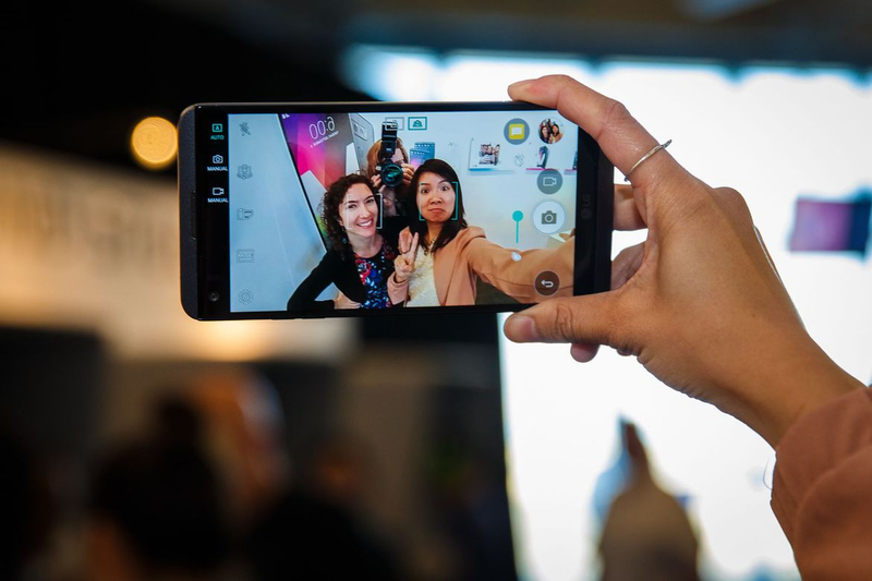 Illustration for article titled The person in this LG V20 review picture has tiny Trump hands
